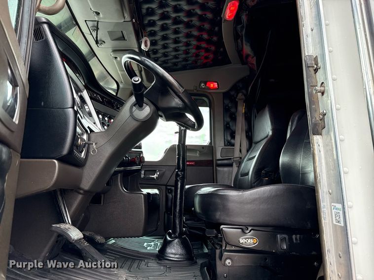 image for item EE0080 2013 Kenworth T800 semi truck