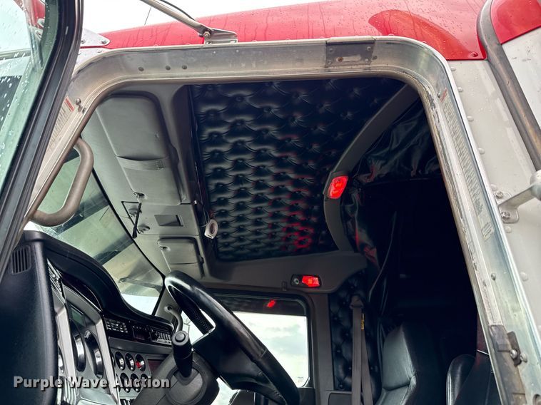 image for item EE0080 2013 Kenworth T800 semi truck