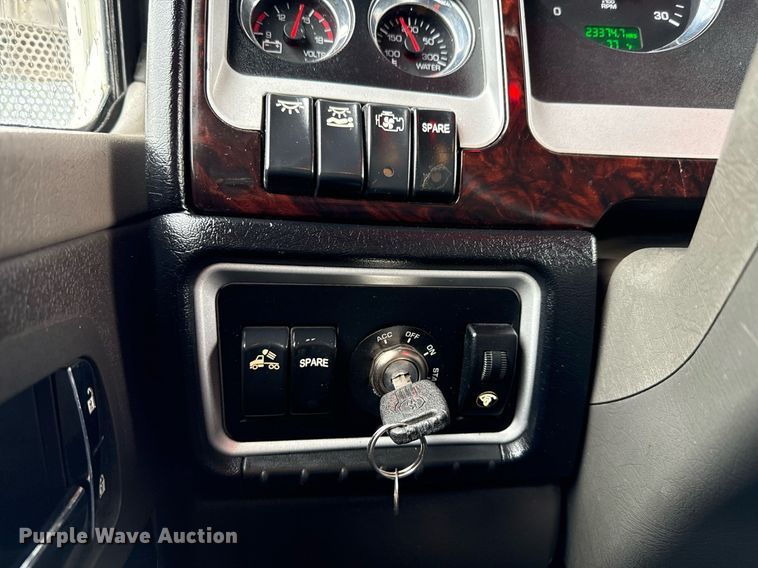 image for item EE0080 2013 Kenworth T800 semi truck