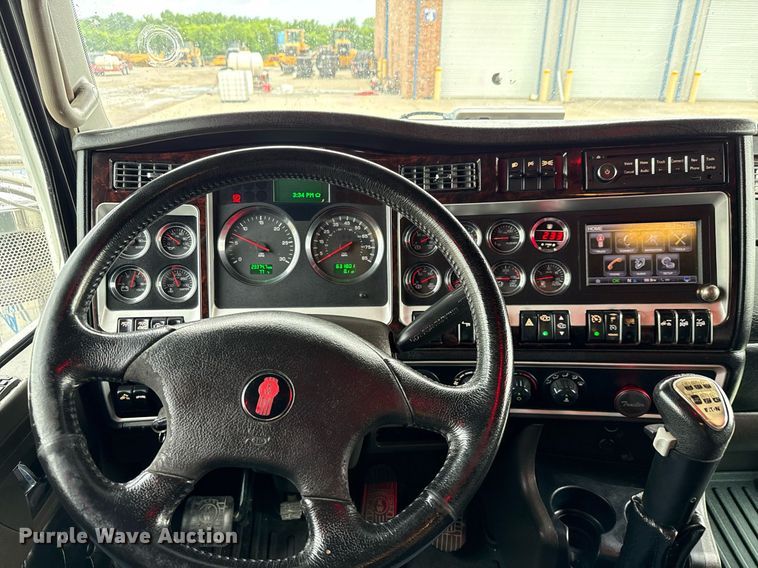 image for item EE0080 2013 Kenworth T800 semi truck