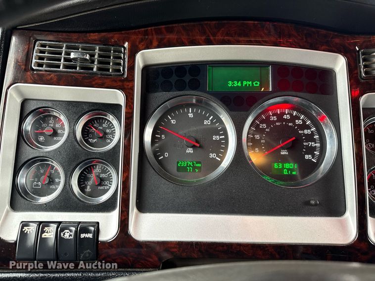 image for item EE0080 2013 Kenworth T800 semi truck