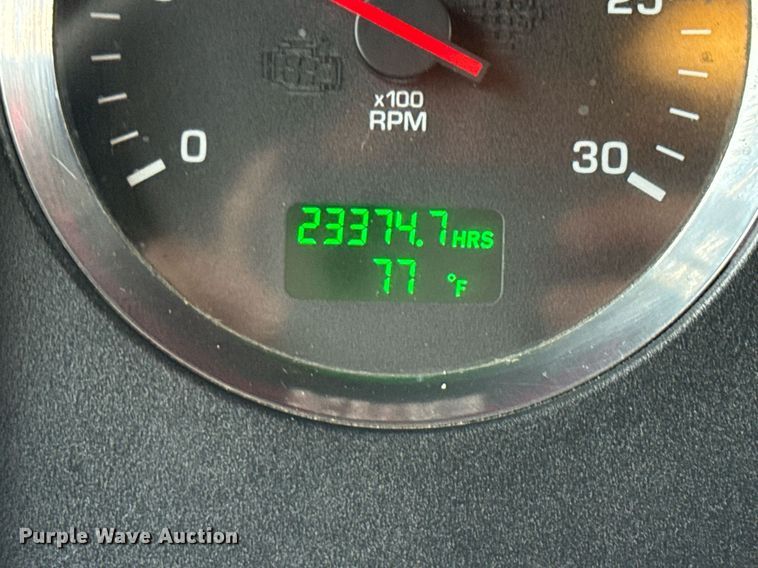 image for item EE0080 2013 Kenworth T800 semi truck