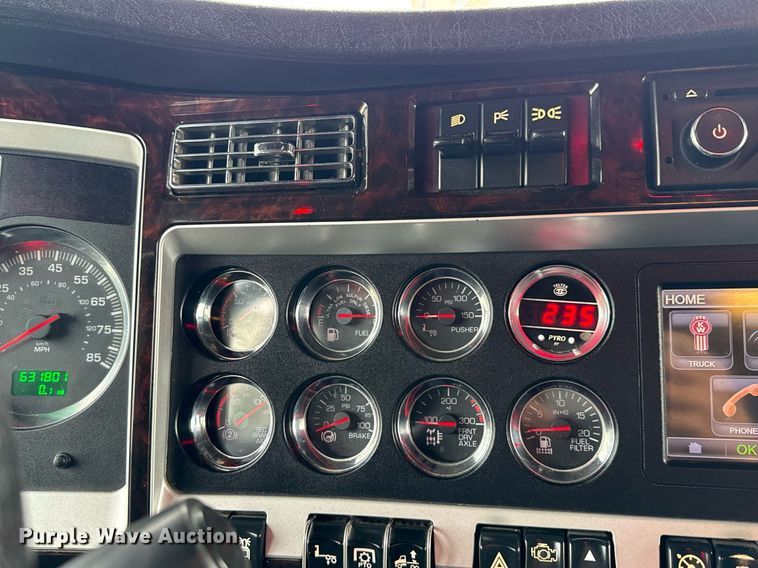 image for item EE0080 2013 Kenworth T800 semi truck