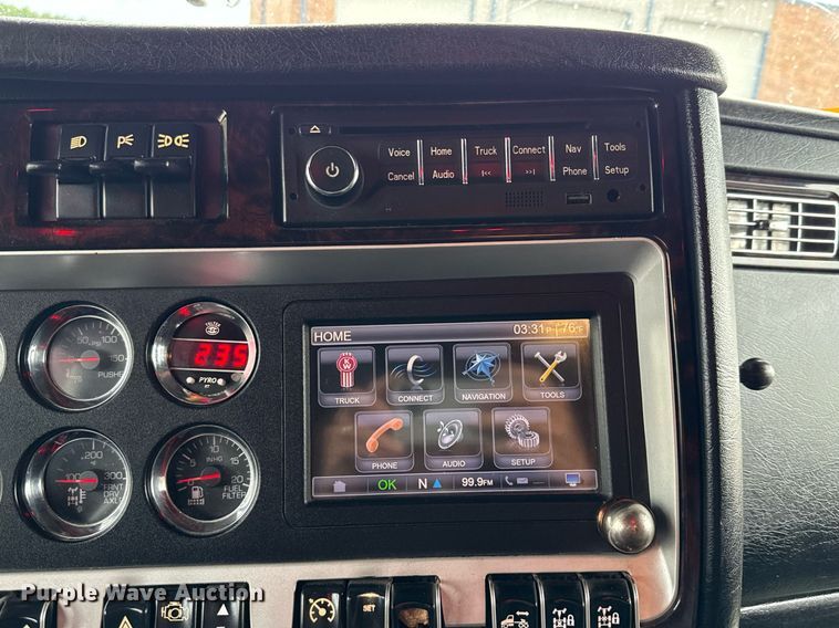 image for item EE0080 2013 Kenworth T800 semi truck