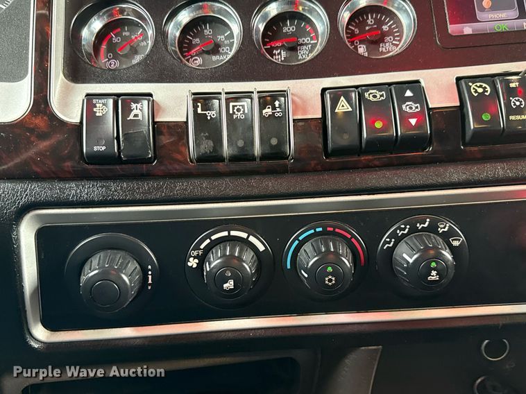 image for item EE0080 2013 Kenworth T800 semi truck