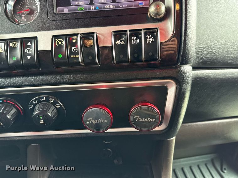 image for item EE0080 2013 Kenworth T800 semi truck