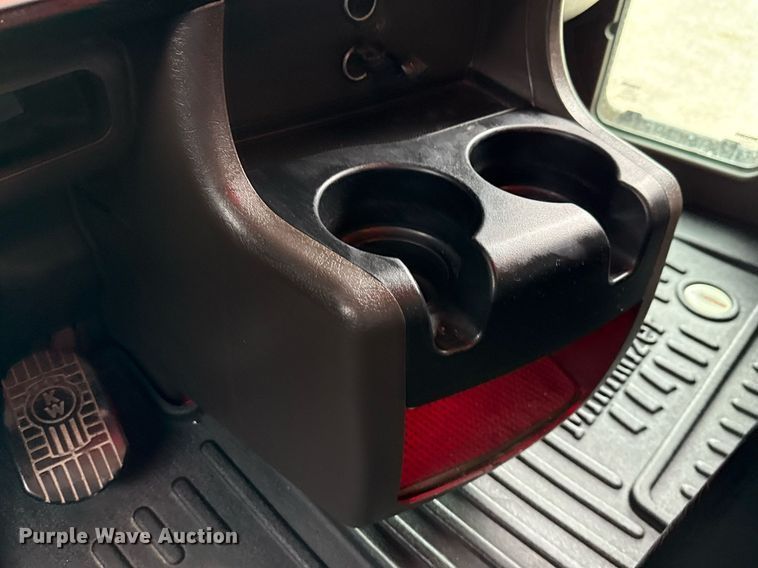 image for item EE0080 2013 Kenworth T800 semi truck