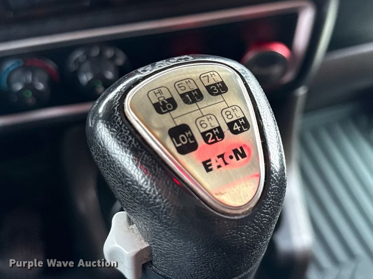 image for item EE0080 2013 Kenworth T800 semi truck