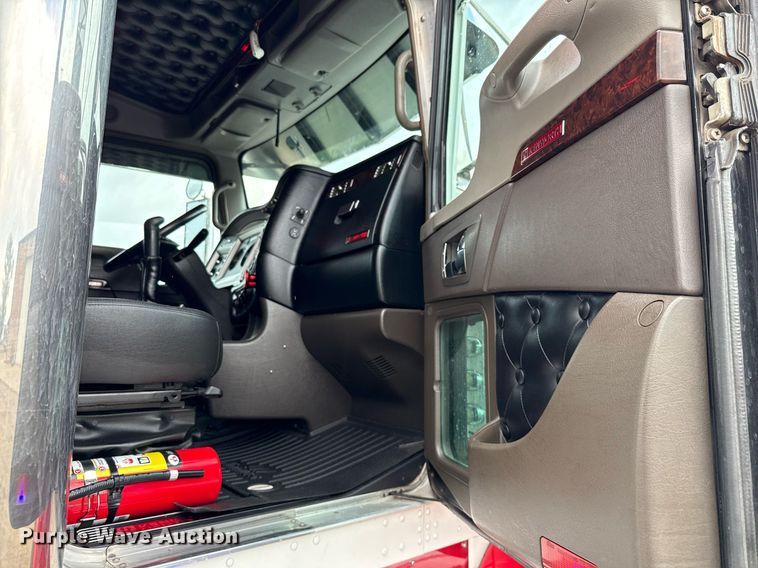 image for item EE0080 2013 Kenworth T800 semi truck