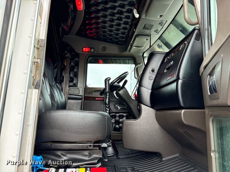 image for item EE0080 2013 Kenworth T800 semi truck