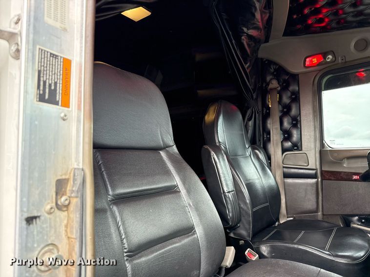 image for item EE0080 2013 Kenworth T800 semi truck