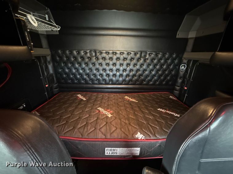 image for item EE0080 2013 Kenworth T800 semi truck