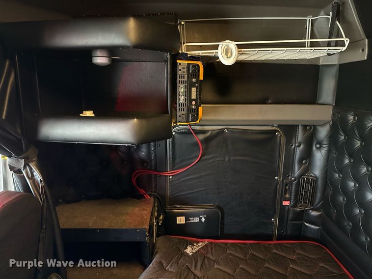 image for item EE0080 2013 Kenworth T800 semi truck