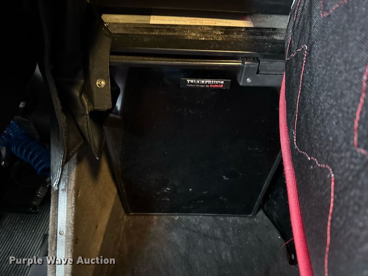 image for item EE0080 2013 Kenworth T800 semi truck