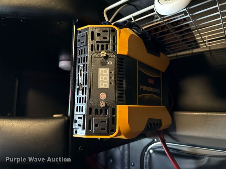 image for item EE0080 2013 Kenworth T800 semi truck