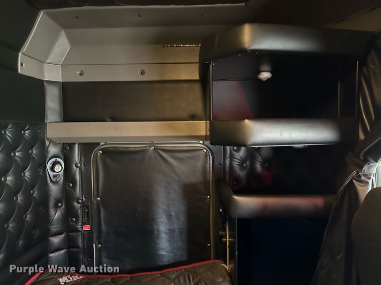 image for item EE0080 2013 Kenworth T800 semi truck