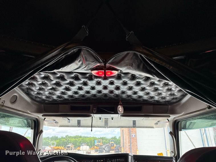 image for item EE0080 2013 Kenworth T800 semi truck