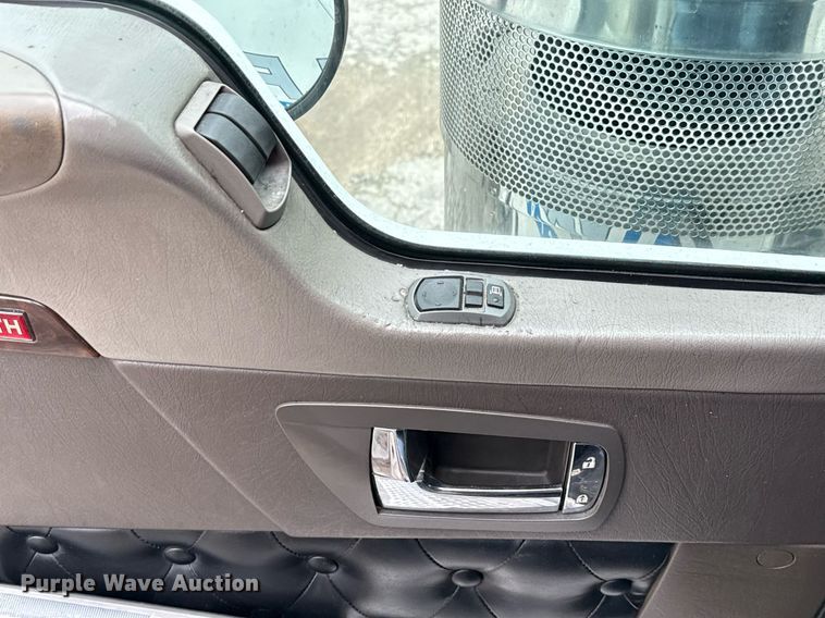 image for item EE0080 2013 Kenworth T800 semi truck