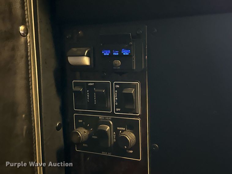 image for item EE0080 2013 Kenworth T800 semi truck