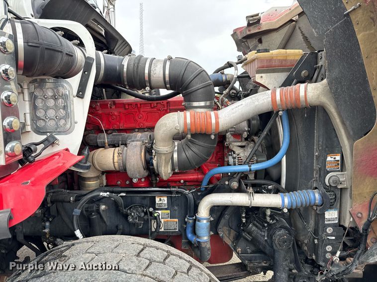 image for item EE0080 2013 Kenworth T800 semi truck