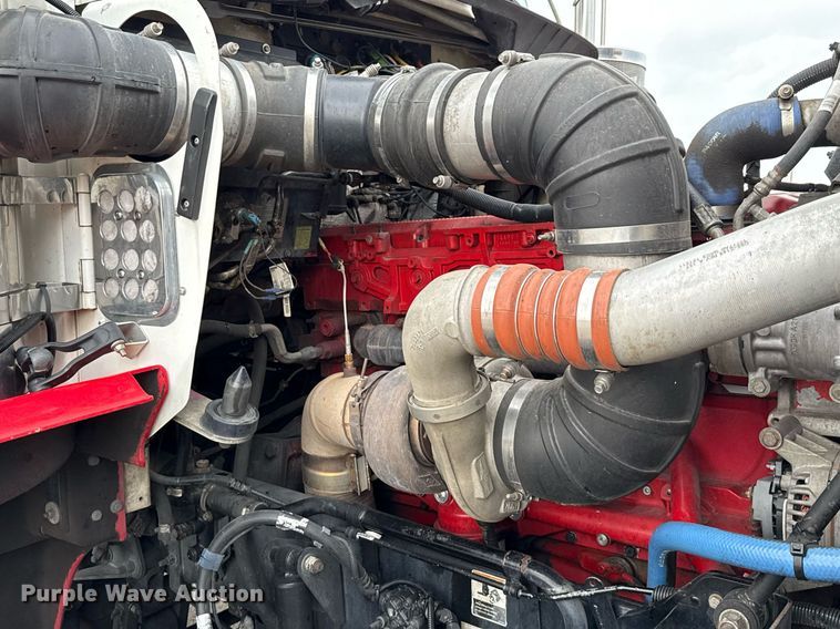 image for item EE0080 2013 Kenworth T800 semi truck