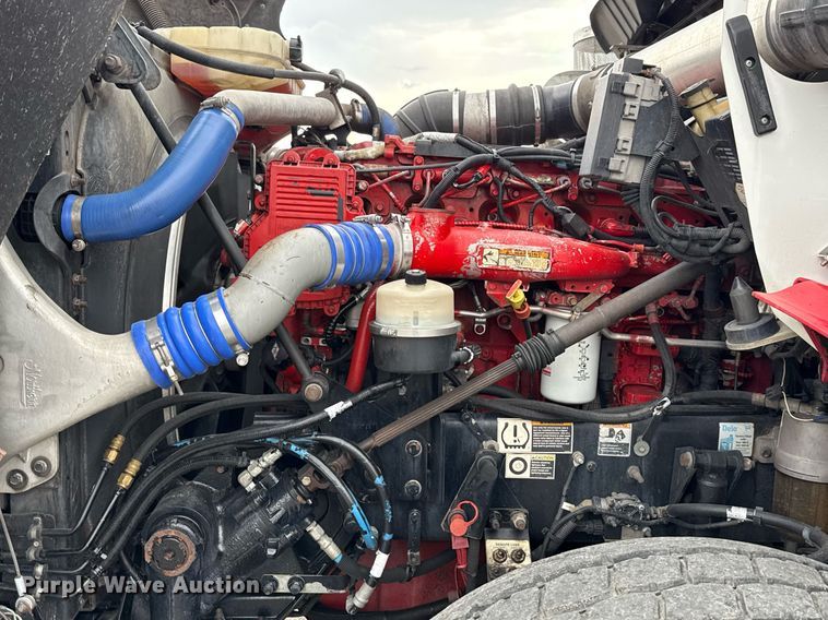 image for item EE0080 2013 Kenworth T800 semi truck