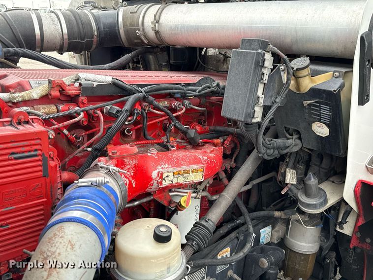 image for item EE0080 2013 Kenworth T800 semi truck