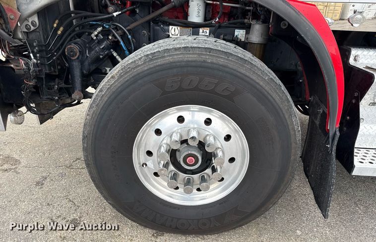 image for item EE0080 2013 Kenworth T800 semi truck