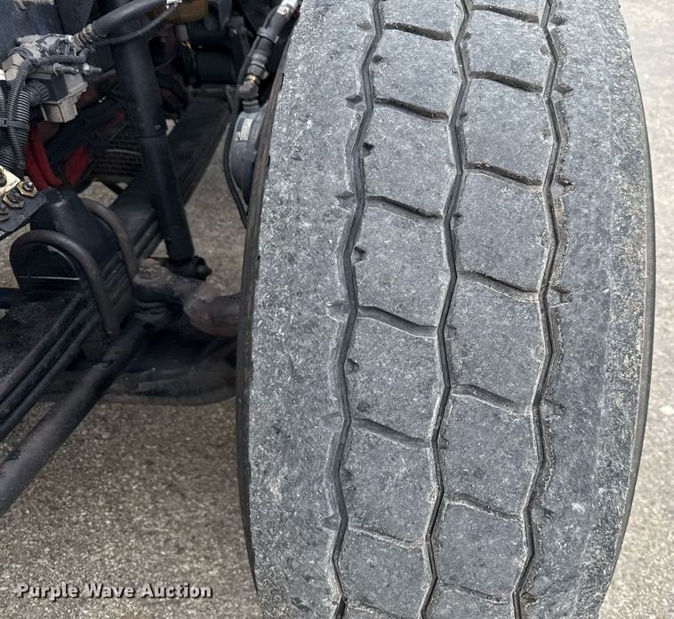 image for item EE0080 2013 Kenworth T800 semi truck