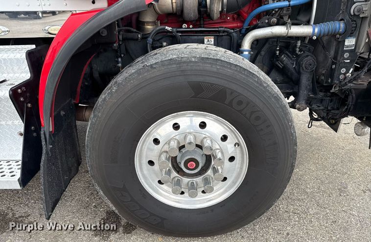 image for item EE0080 2013 Kenworth T800 semi truck