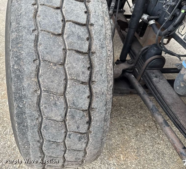 image for item EE0080 2013 Kenworth T800 semi truck