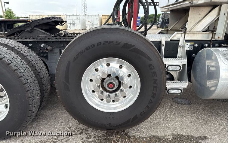 image for item EE0080 2013 Kenworth T800 semi truck