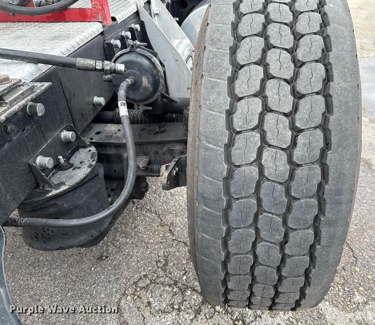 image for item EE0080 2013 Kenworth T800 semi truck