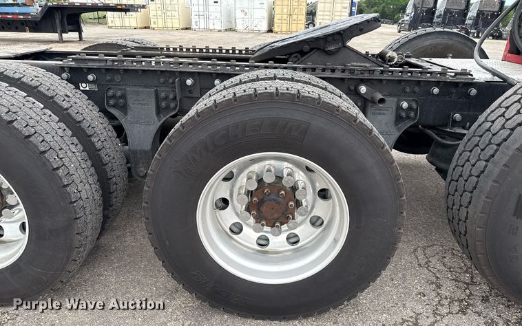 image for item EE0080 2013 Kenworth T800 semi truck