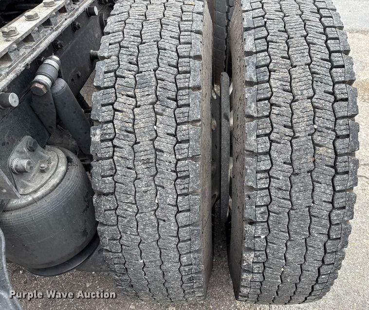 image for item EE0080 2013 Kenworth T800 semi truck