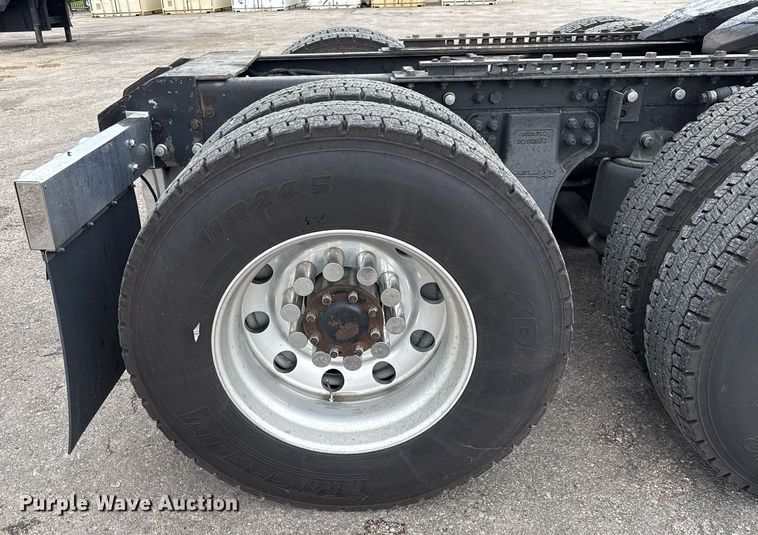 image for item EE0080 2013 Kenworth T800 semi truck