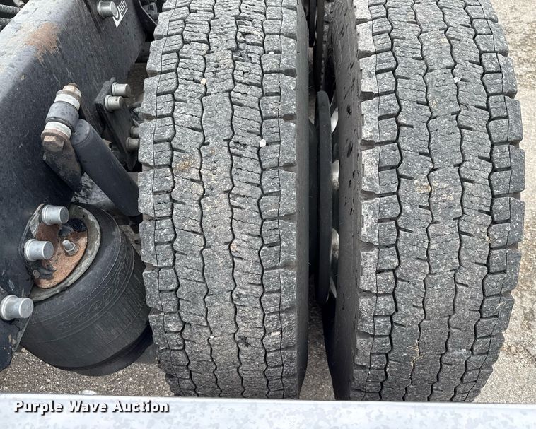 image for item EE0080 2013 Kenworth T800 semi truck