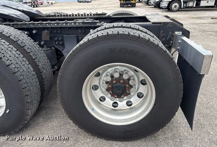 image for item EE0080 2013 Kenworth T800 semi truck