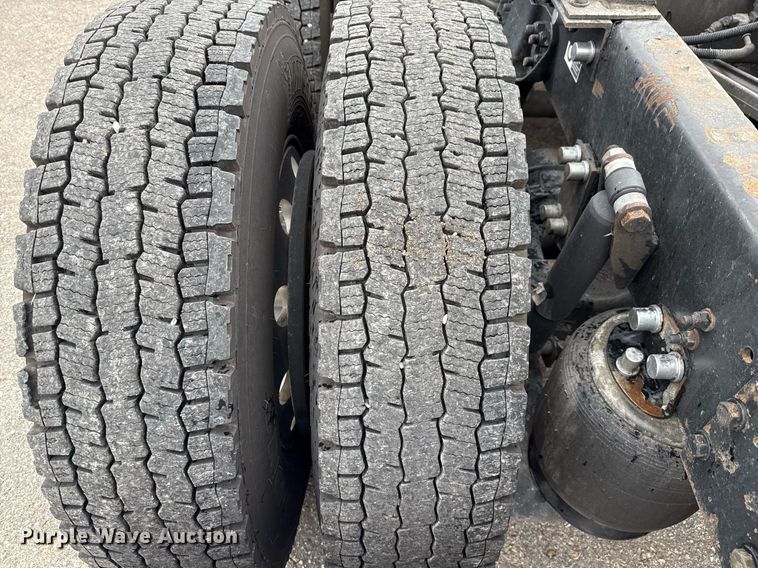 image for item EE0080 2013 Kenworth T800 semi truck