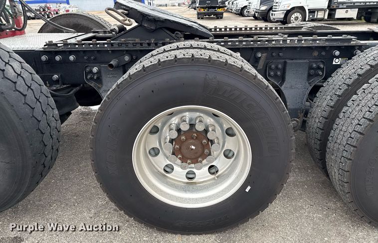 image for item EE0080 2013 Kenworth T800 semi truck