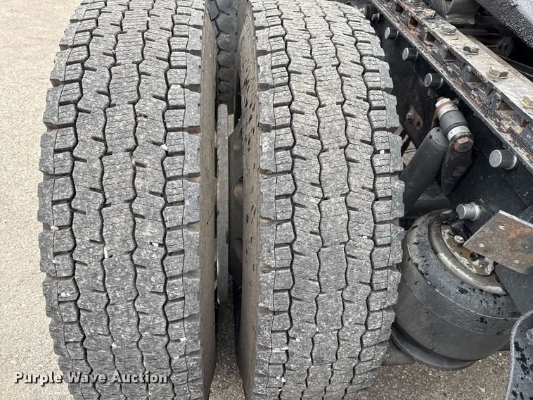 image for item EE0080 2013 Kenworth T800 semi truck