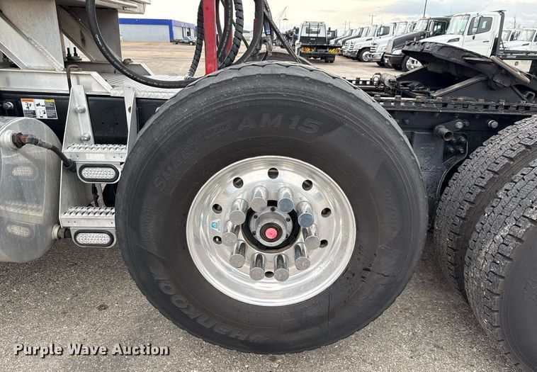 image for item EE0080 2013 Kenworth T800 semi truck