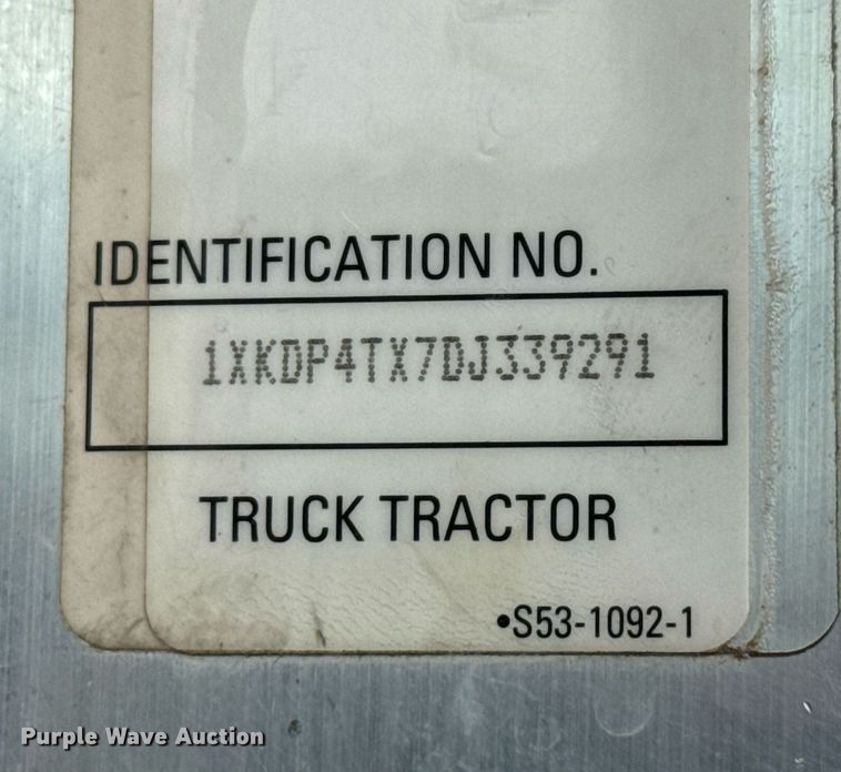 image for item EE0080 2013 Kenworth T800 semi truck