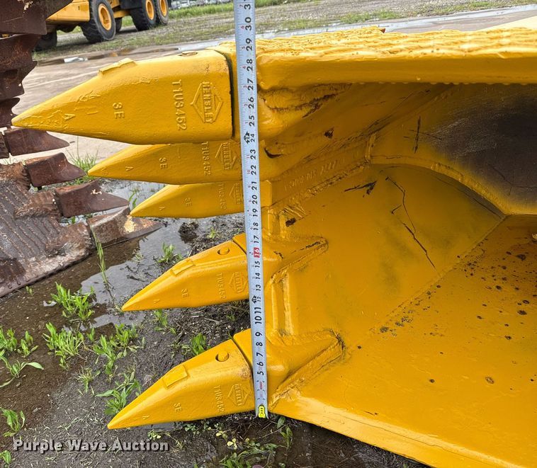 image for item EF3102 Tooth Pro 40RB30 v-bottom bucket