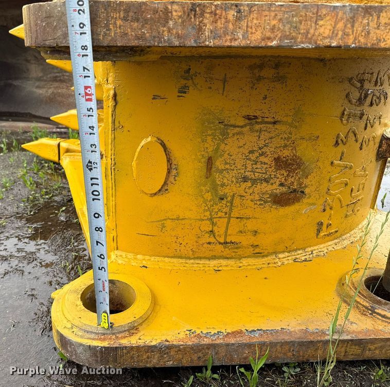 image for item EF3102 Tooth Pro 40RB30 v-bottom bucket