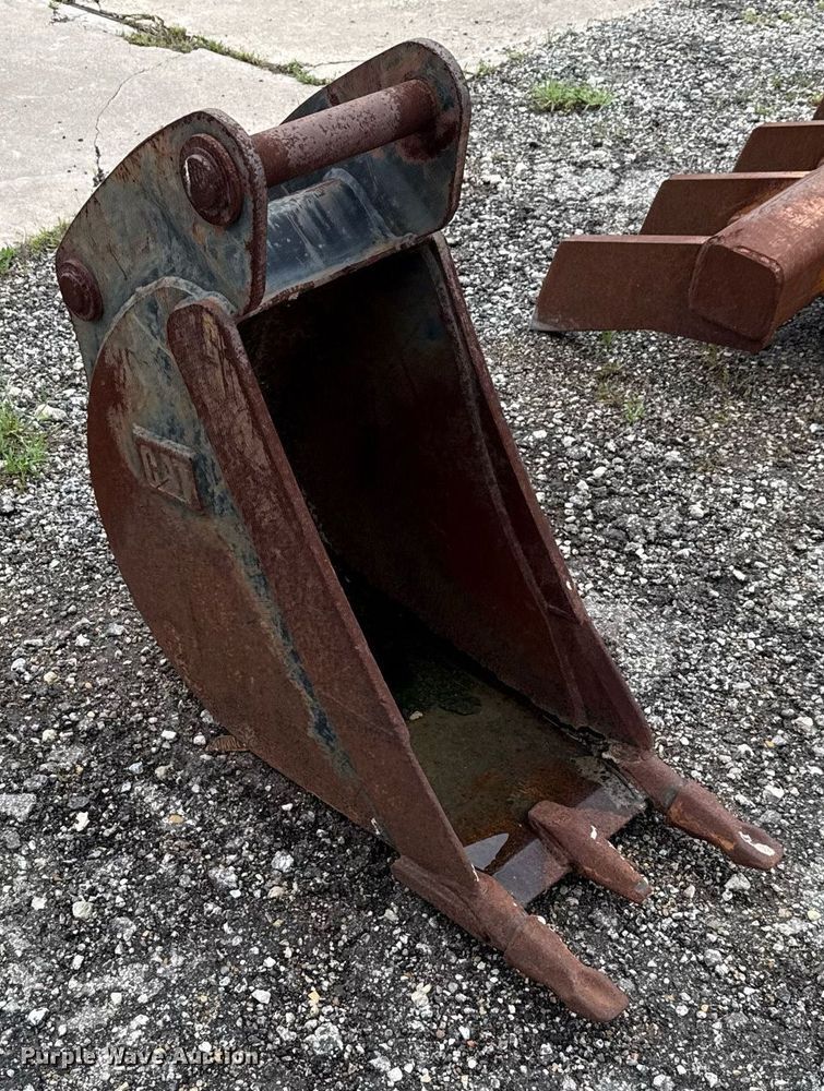 image for item EF3111 Caterpillar backhoe bucket