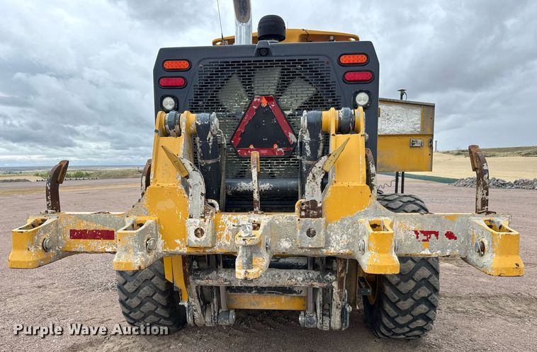 image for item EH0242 2018 John Deere 872G motor grader