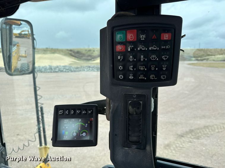 image for item EH0242 2018 John Deere 872G motor grader