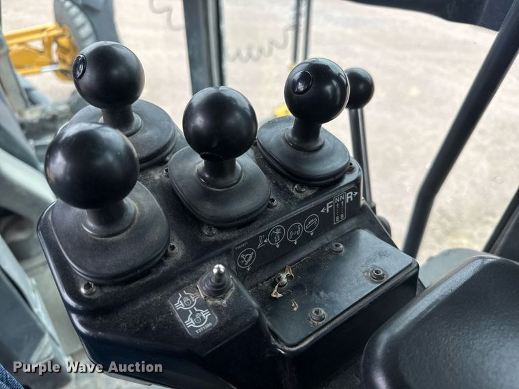 image for item EH0242 2018 John Deere 872G motor grader