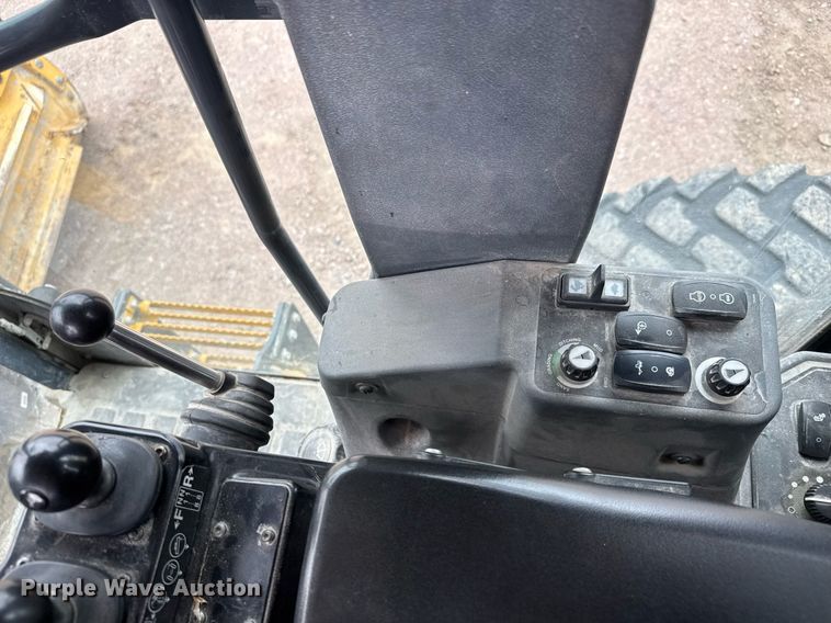 image for item EH0242 2018 John Deere 872G motor grader